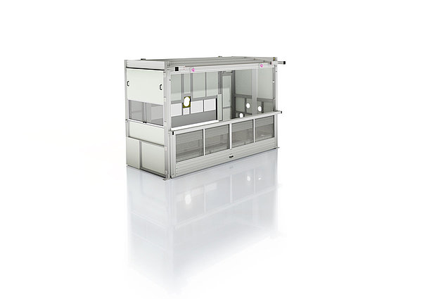 Eine moderne Prozessanlage mit Einhausung aus transparenten Wänden und einem klaren, funktionalen Design steht auf einem reflektierenden Boden.
