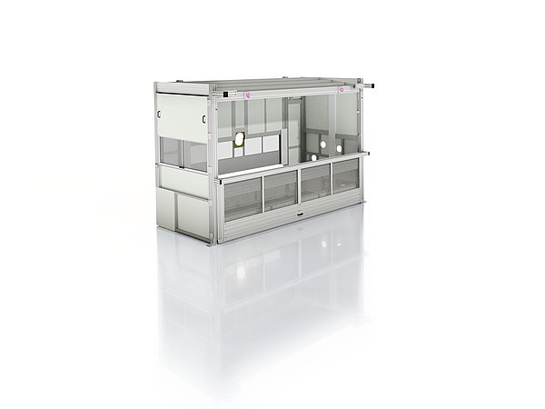 Eine moderne Prozessanlage mit Einhausung aus transparenten Wänden und einem klaren, funktionalen Design steht auf einem reflektierenden Boden.