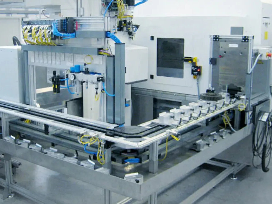 Eine moderne Fördertechnik-Anlage mit präzisen mechanischen Komponenten und einem klaren Fokus auf Automatisierung und Effizienz.